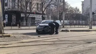 Здрави трамваи не останаха! Зрелищно меле в центъра на София СНИМКИ