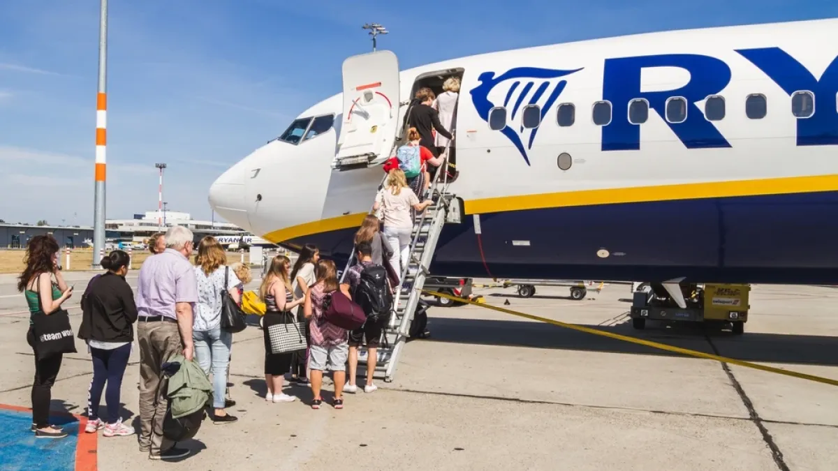 Ryanair с изненада: Връща полетите до първата си някога дестинация от България