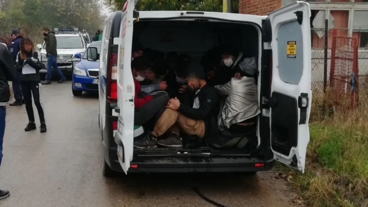 В "Синчово поле" край Вършец полицаи спряха бус и онемяха, а от предната врата...