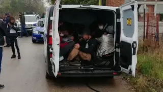 В "Синчово поле" край Вършец полицаи спряха бус и онемяха, а от предната врата...