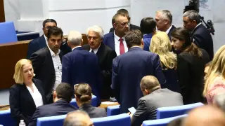 Иди ми, дойди ми! Циркът в НС разгневи България ВИДЕО