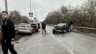 Зрелищно меле с 5 коли блокира ключова международна артерия ВИДЕО 