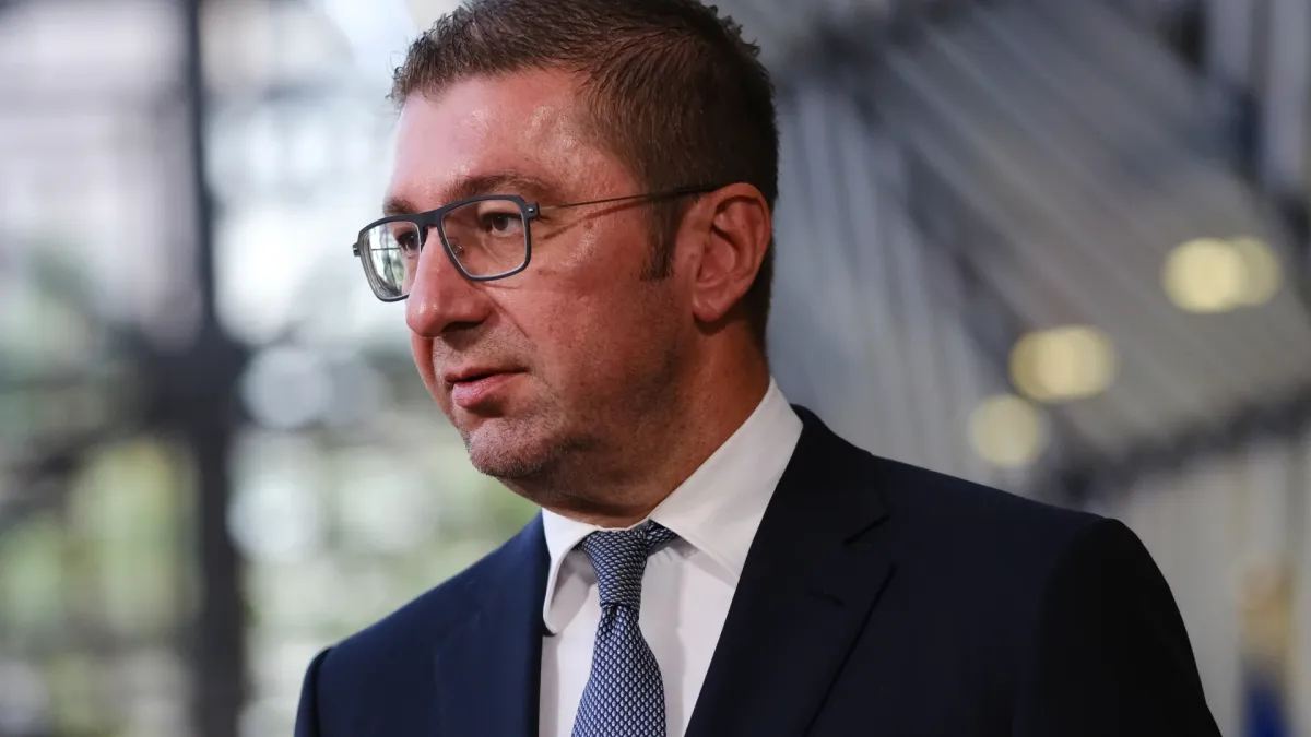 Мицкоски не ще българи в Конституцията, а роднините му се оказаха...