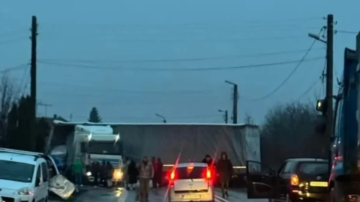 Тир се вряза в ограда на къща край Велико Търново СНИМКИ