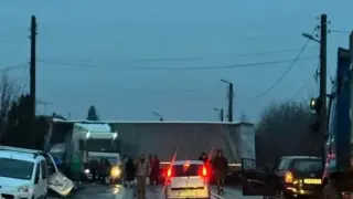 Тир се вряза в ограда на къща край Велико Търново СНИМКИ