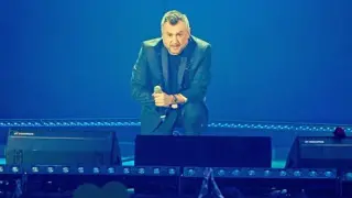 Радев заведе "тайно" жена си на концерт, но го сгащиха да се крие зад... СНИМКА