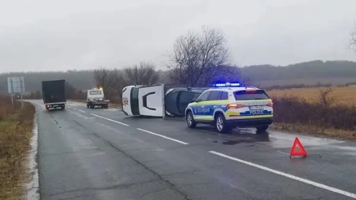 Меле на мокрото! Автовоз с три коли се обърна на пътя СНИМКИ