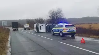 Меле на мокрото! Автовоз с три коли се обърна на пътя СНИМКИ