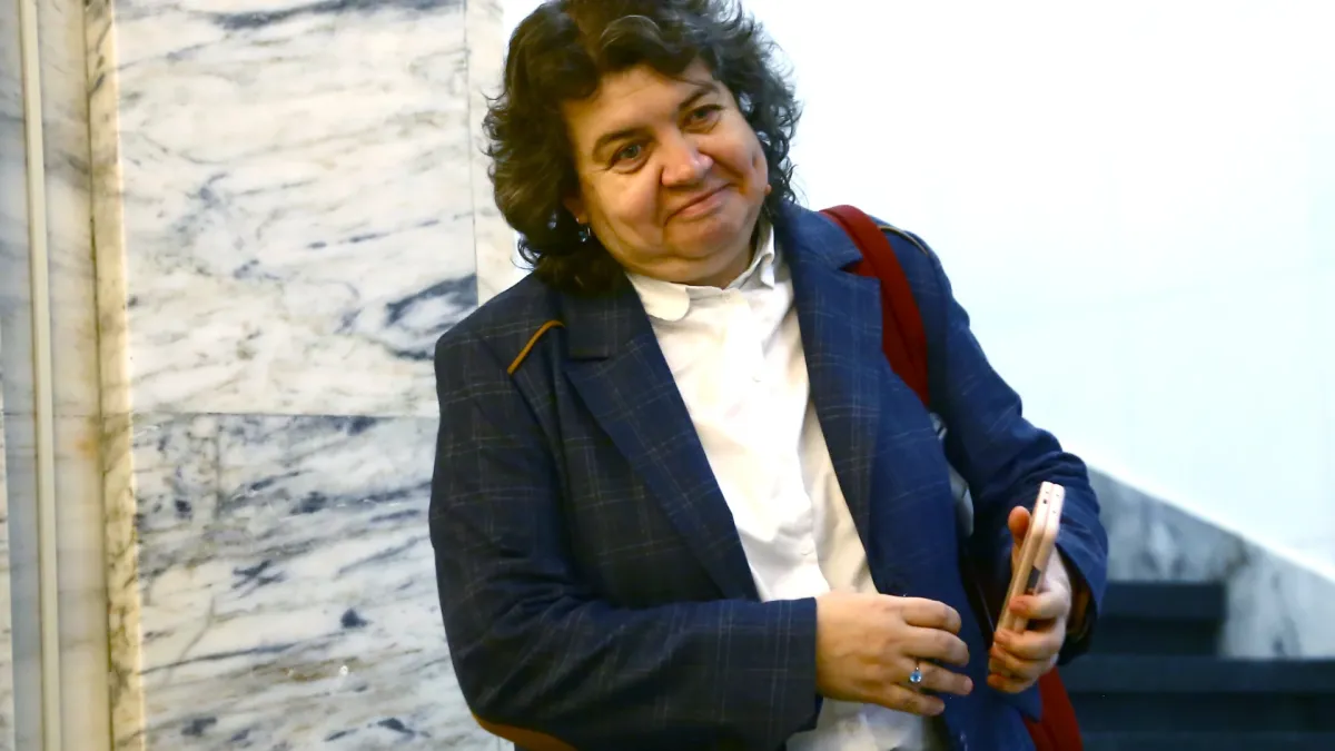 Георги Марков попиля поезията на Киселова, издънките й са много