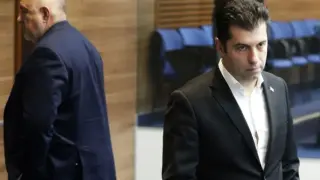 Бранят Кирил Петков с протест пред съда