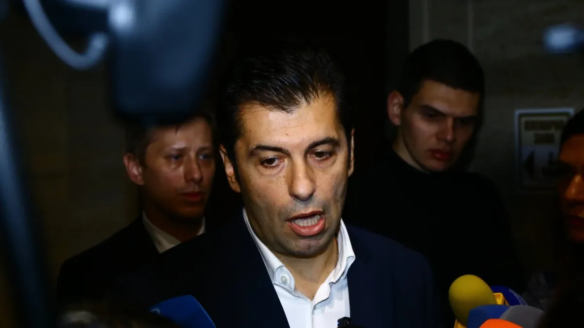 Ментето Кирил Петков направи жалък опит да се пребоядиса като привърженик на Тръмп