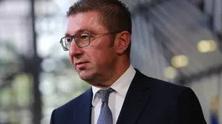 Мицкоски тропна по масата, показа червен картон на България 