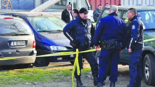 Отхвърлен Ромео гръмна жена си и любовника ѝ пред очите на куп свидетели, опря пистолета до челото си и...