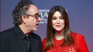 Моника Белучи се появи в разкошен червен гащеризон заедно с Тим Бъртън СНИМКИ 