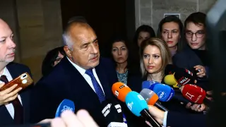 Борисов сменя тактиката? Издаде кой седи зад парламентарната драма БЛИЦ Live