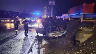Свиреп удар в Русе: Кола е по таван след удар с тир, вътре има деца ВИДЕО