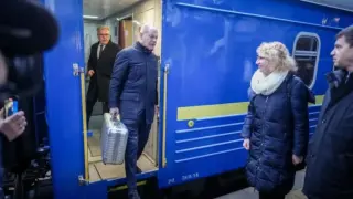 Шолц разкри тайната на куфара си, с който пристигна в Киев СНИМКИ