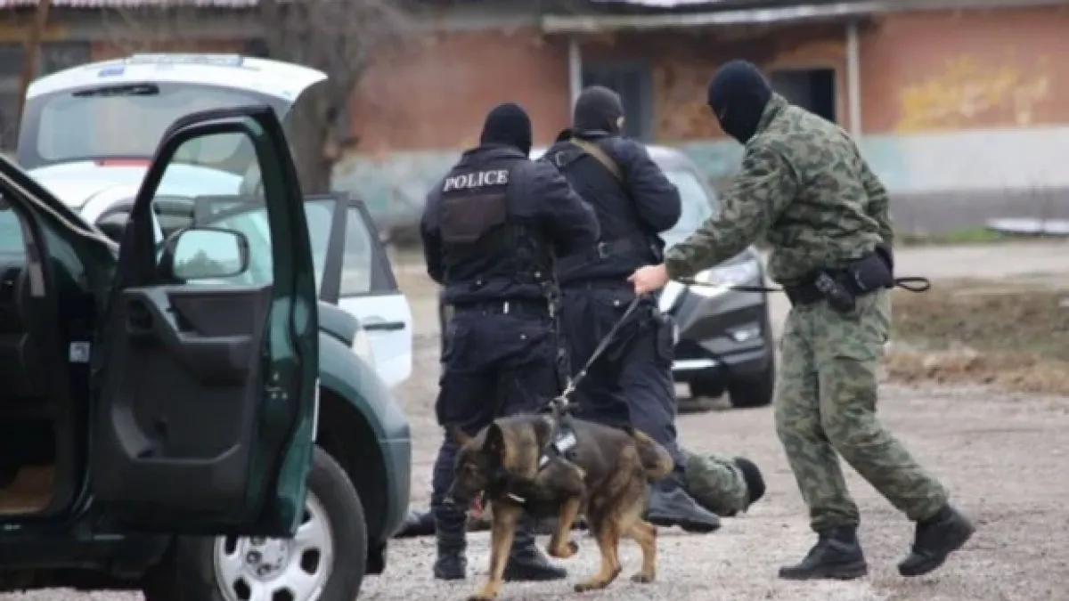 Маскирани ченгета нахлуха в къща в Пловдивско, тарашат наред 