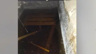 Мъж показа необичайна находка в наскоро закупения си дом и изплаши мрежата СНИМКА