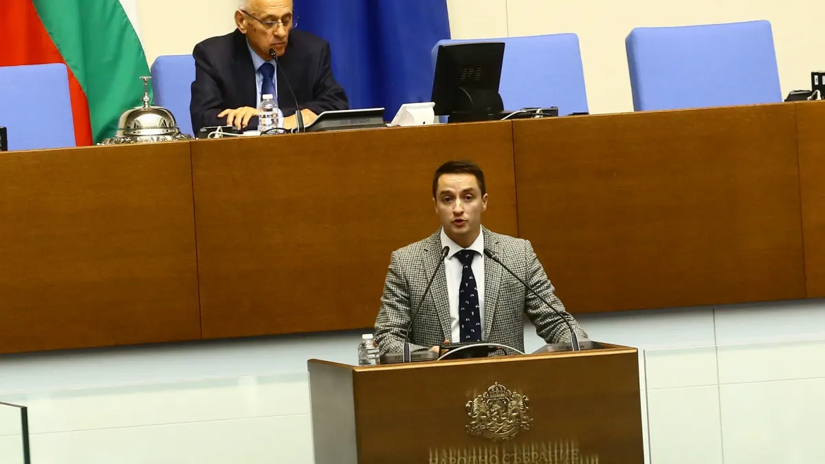 Божанков изобличи връзката на Радев с ИТН с една СНИМКА