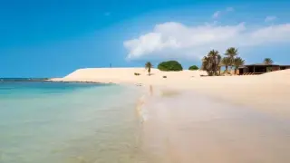 Приказен остров с много слънце за море през зимата 