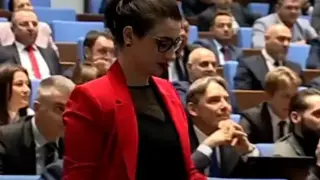 Лена Бориславова забърка чутовна каша пред парламента с безобразна изцепка СНИМКИ 
