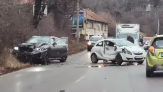 Няма минаване: Тежка катастрофа при "Черния кос'', има пострадала ВИДЕО