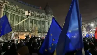В Букурещ ври и кипи! Всичко живо е на площада СНИМКИ