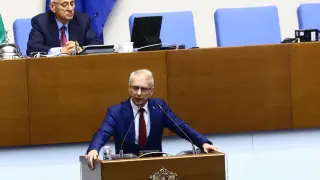 Анастасов попита за срещи на ПП с шефове на "Лукойл", Денков скочи да се обяснява като ужилен