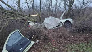  „Опел“ се превърна в ковчег на пътя край Плевен