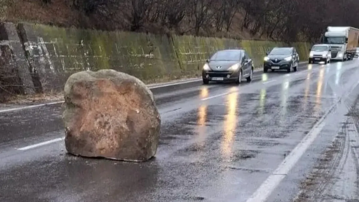 Огромна скала се стовари на пътя между Кресна и Симитли СНИМКА