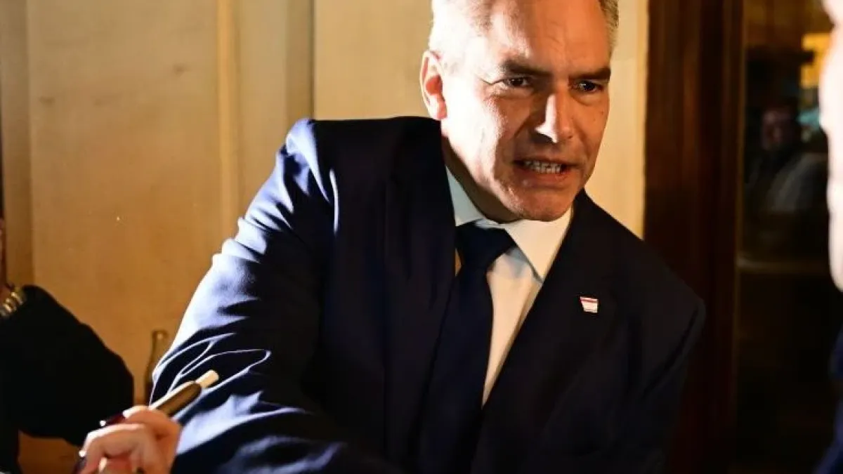Карл Нехамер предложил на Зеленски да се проведат преговори за мир в Австрия
