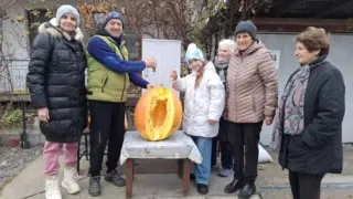 Банскалия откъсна гигант от градината си, съседите дълго ще говорят какво направи после СНИМКИ 