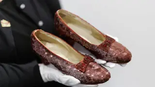 Светът се побърка! Купиха стар чифт обувки за 32,5 милиона долара! СНИМКА
