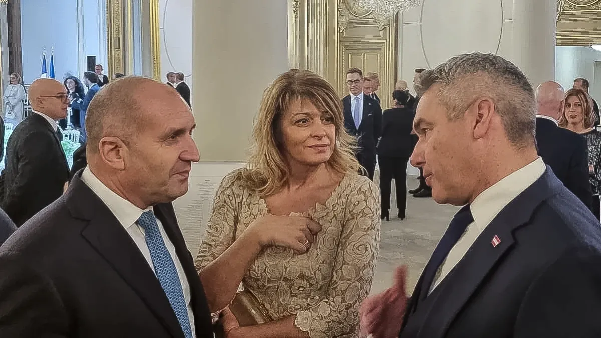 Фурор в Париж! Всички гледат роклята на Деси Радева, докато президентът си бъбри с Тръмп СНИМКИ