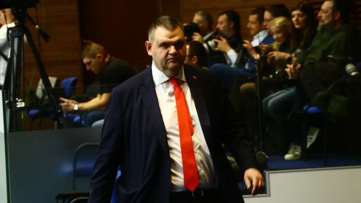 Пеевски за Петков: Държавата да не се занимава с един наркоман - да го пратят в комуна да се лекува БЛИЦ Live