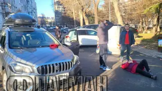Ужасяващ инцидент до детска градина в Бургас, жена вие от болка СНИМКИ 18+