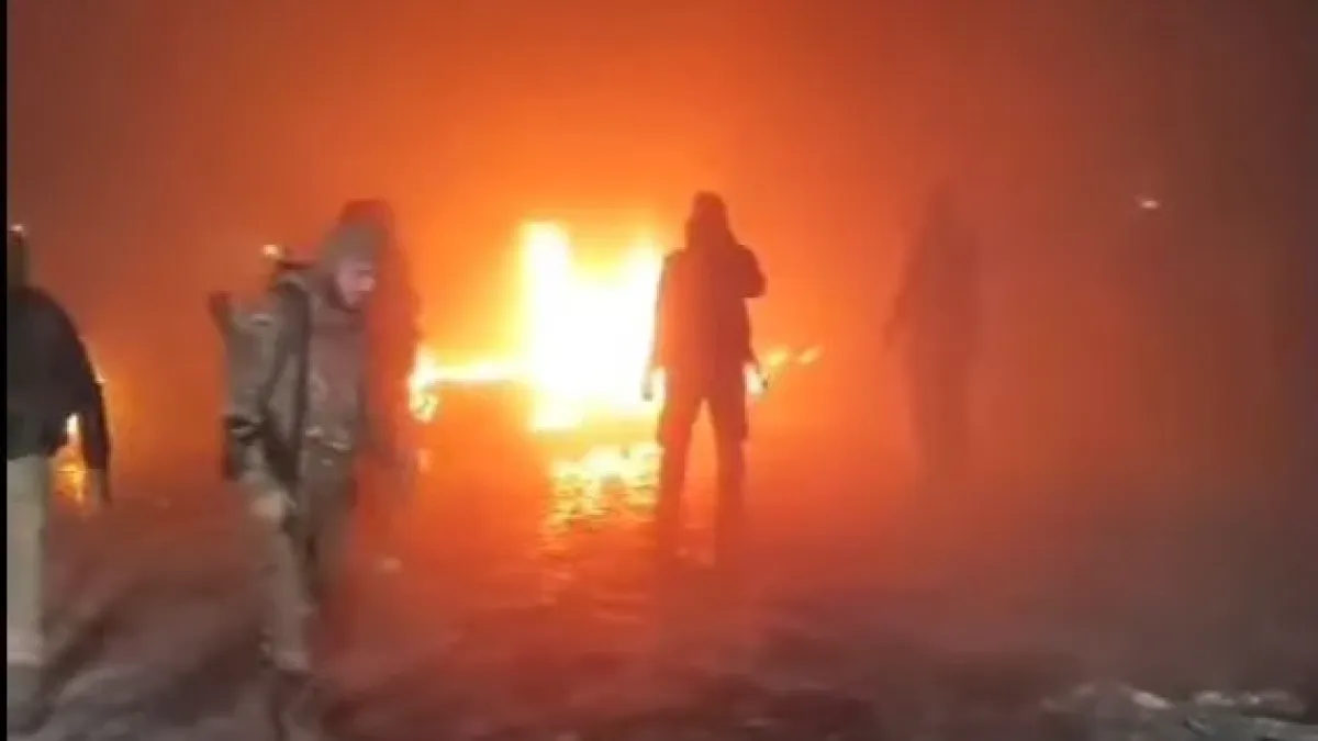 Запалиха гроба на бащата на Башар Асад в родното му село ВИДЕО