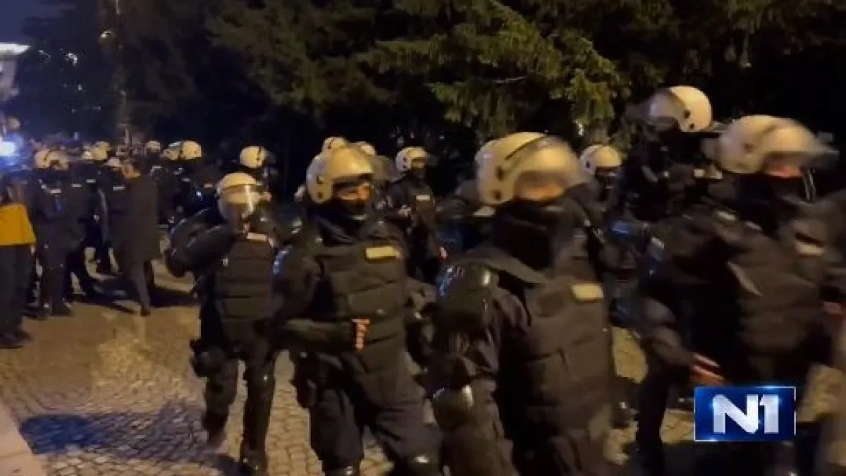 В Белград ври и кипи, полиция изведе Вучич от президентството ВИДЕО  