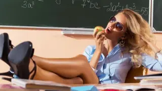 Учителка чорбаджийка любила неуморно двама ученици, подарявала "без кондом" за ЧРД, а после аборт