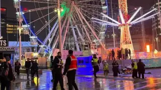 Инцидент: Атракцион с хора рухна на коледен базар в Англия ВИДЕО