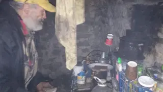 Ирландецът с черните ръце и голямата панда край Царевец и как България го превърна в пещерен човек СНИМКИ