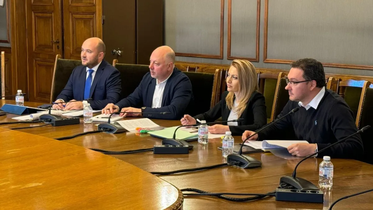 Кабинетът се пече: ГЕРБ гръмна с новина след срещата с ДБ
