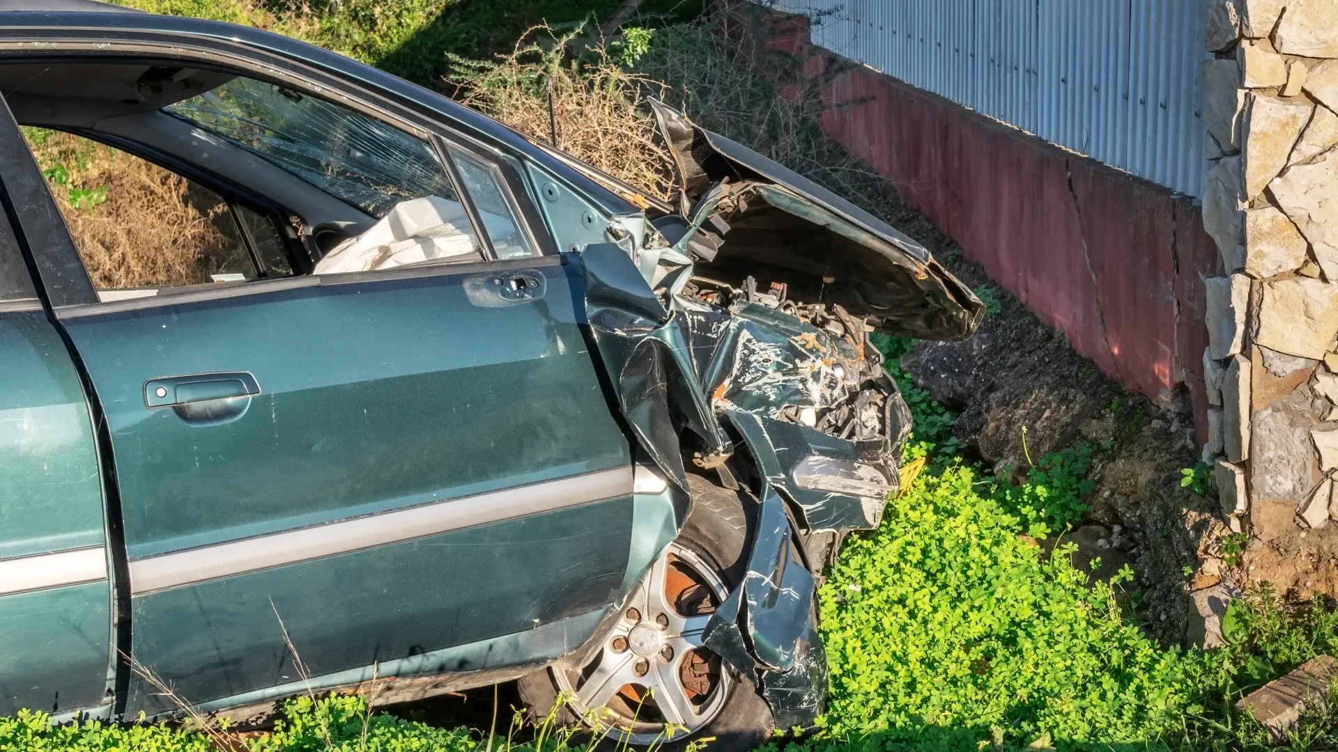 Пиян връхлетя в гараж в Стамболийски, спътничката му е...