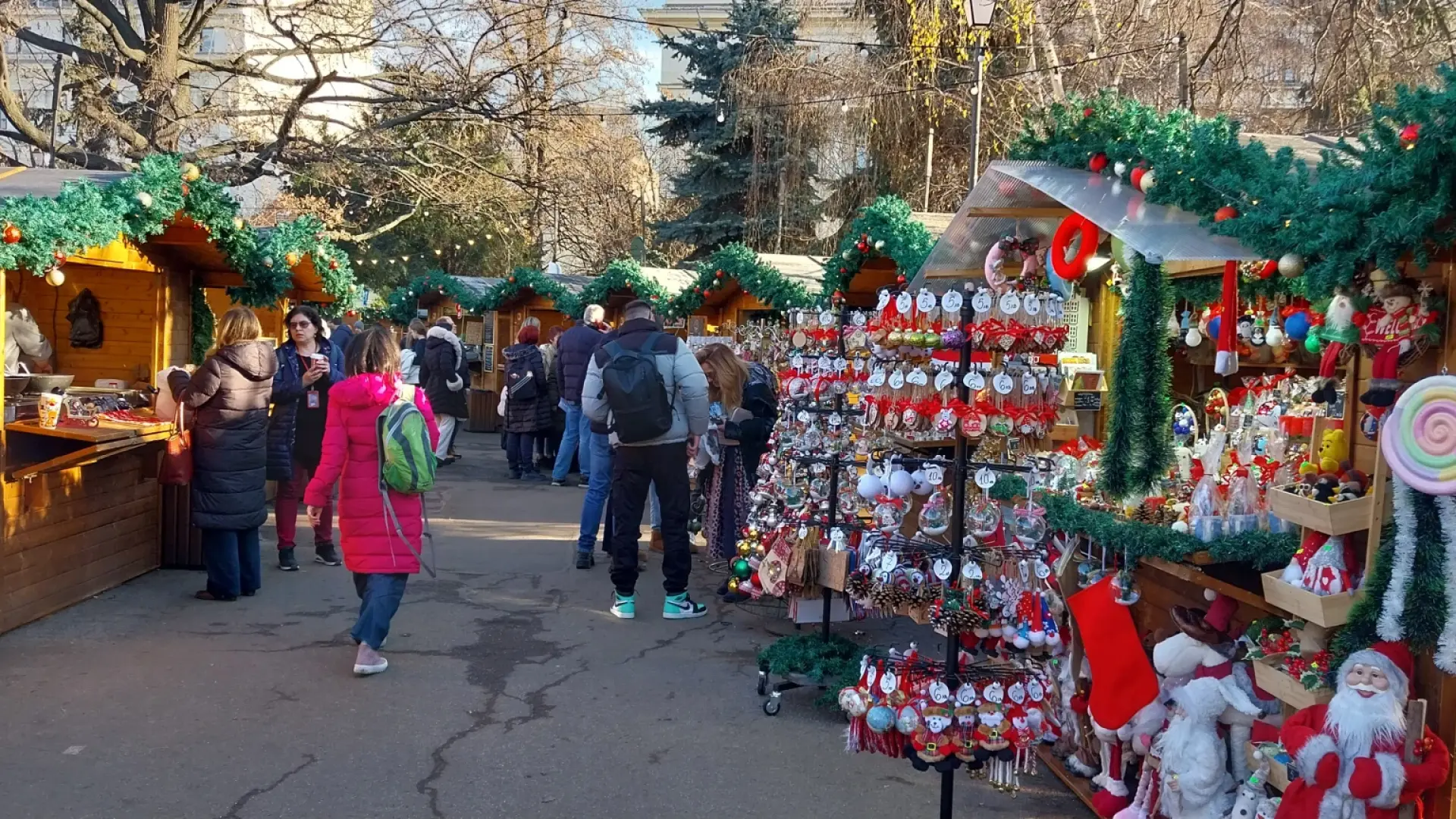 Страшна гледка на коледния базар в Плевен Снимка