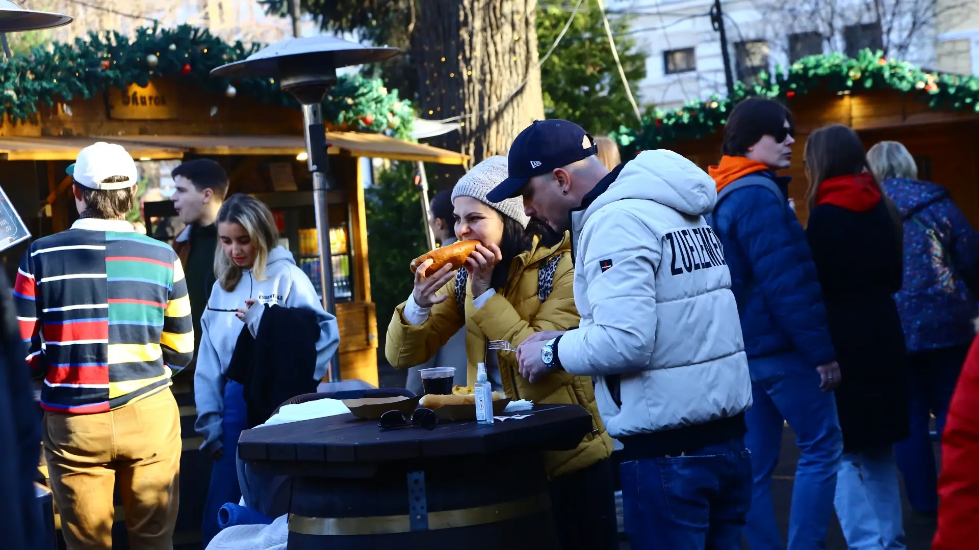 Подигравка: Пловдивчанка плати 12 лв. за братвурст на Коледния базар и видя това