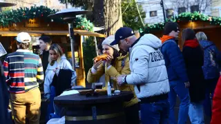 Подигравка: Пловдивчанка плати 12 лв. за братвурст на Коледния базар и видя това