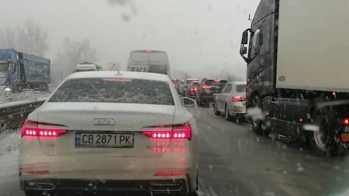България в снежен капан, по пътищата е страшно! ВИДЕО 