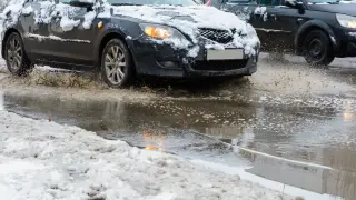 Важна информация за шофьорите: Лед скова проходите в Смолянско, "Превала" е затворен за ТИР-ове