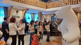 Тодор Батков-младши зарадва 100 деца от Съюза на инвалидите в Смолян СНИМКИ